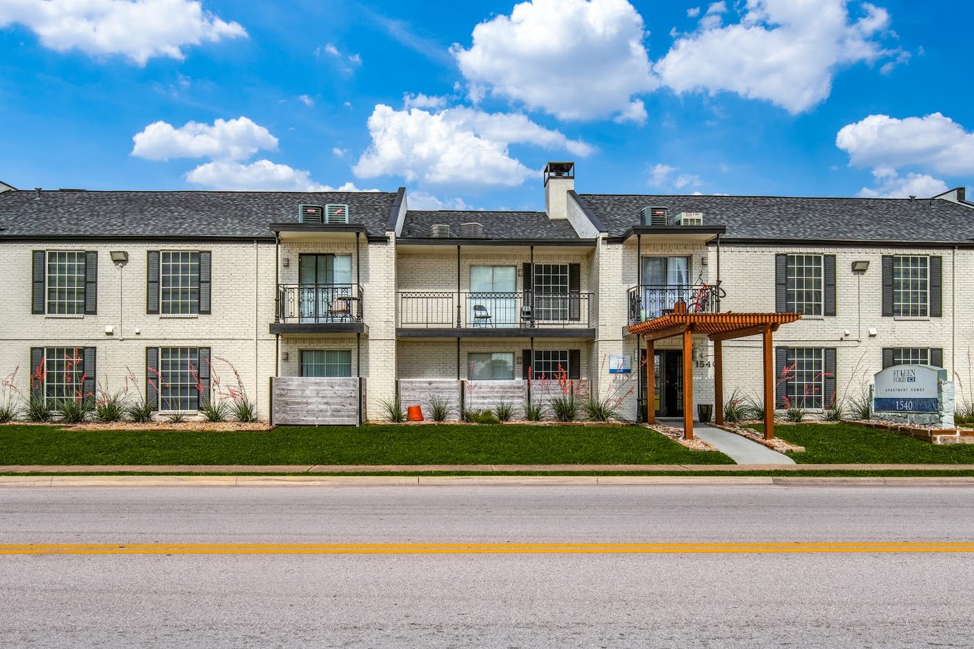 1540 Apartments building exterior in East Dallas