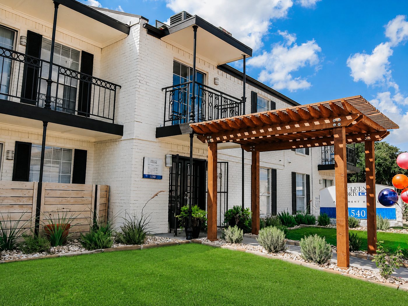 Landscaped grounds and shaded seating at 1540 Apartments